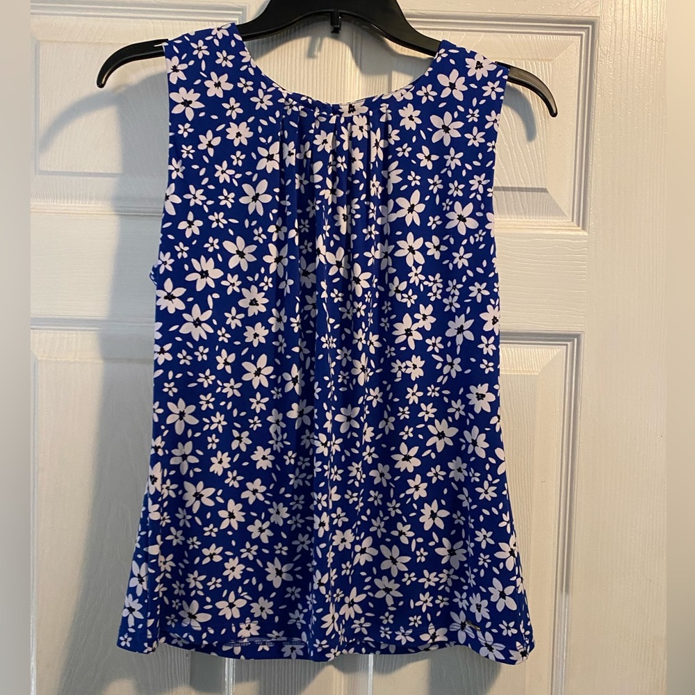 Beautiful sleeveless Calvin Klein top!!